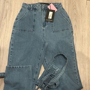 PrettyLittleThing High-Rise Utility Jeans in Denim Blue